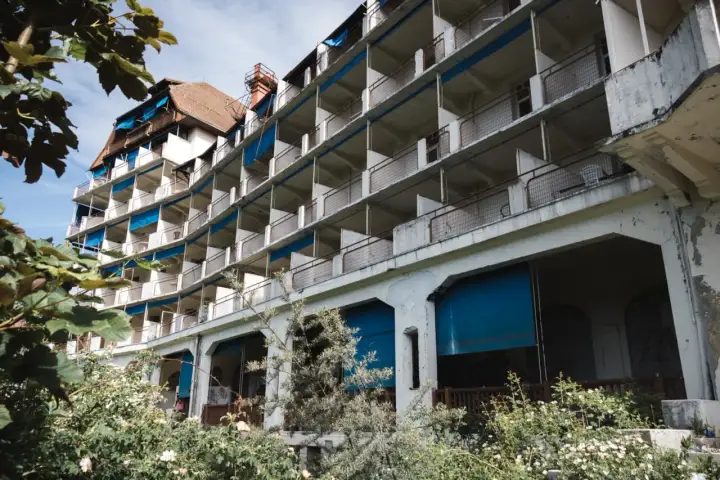 Bâtiment abandonné aux balcons répétitifs, envahi par la végétation. Une exploration urbex à Montargis, où le temps a laissé sa marque.